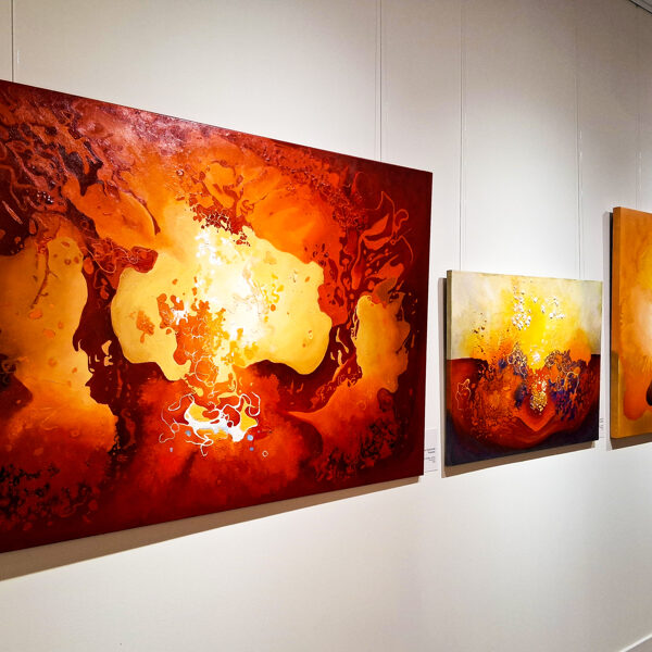 Balra: Pasiones (97x146 cm, olaj, zománc, akril), középen: Dualidad (65x92 cm, olaj, zomán