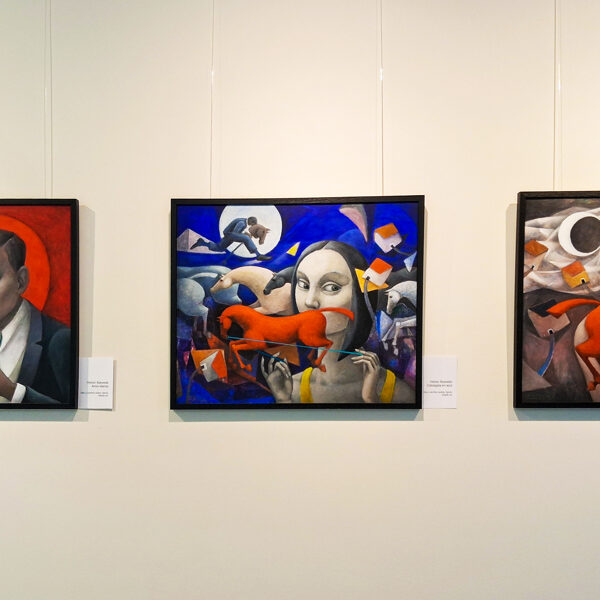 Balra: Amor eterno (54x65 cm, olaj és akril), középen: Cabalgata en azul (54x65 cm, olaj, 