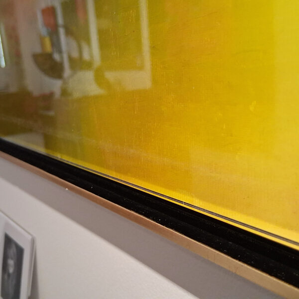 A plexi belső oldalán halvány csík látható