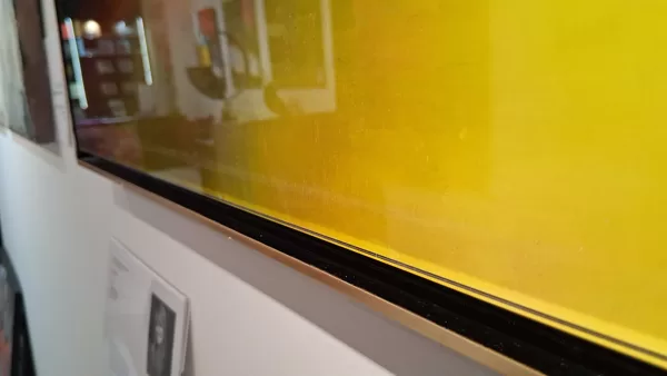 A plexi belső oldalán halvány csík látható