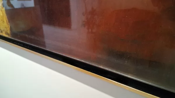 En el lado interior del plexi se ve una tenue línea